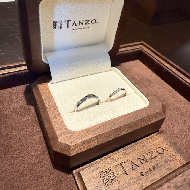 【TANZO.(鍛造指輪)の口コミ】 元々カタログからイメージは決めてましたが実際にその場でデザインや色な…