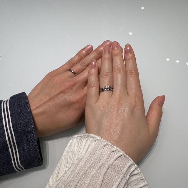 【ROYAL ASSCHER(ロイヤル・アッシャー)の口コミ】 婚約指輪が緩いウェーブのかかったデザイン（別ブランド）なので、それに…