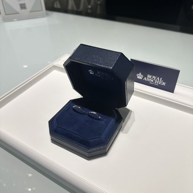【ROYAL ASSCHER(ロイヤル・アッシャー)の口コミ】 婚約指輪が緩いウェーブのかかったデザイン（別ブランド）なので、それに…