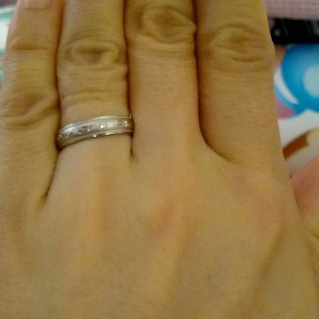 【Something Blue(サムシングブルー)の口コミ】 ハワイアンジュエリーみたいな模様みたいなのが入っててシンプルな指輪を…