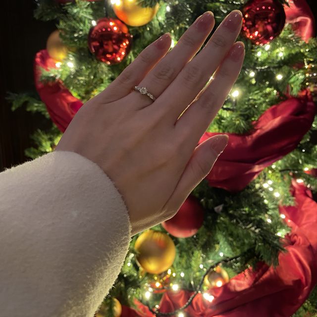 【ラザール ダイヤモンド(LAZARE DIAMOND)の口コミ】 サイドのメレダイヤは2つずつついています。
真ん中のダイヤと一緒にキラ…