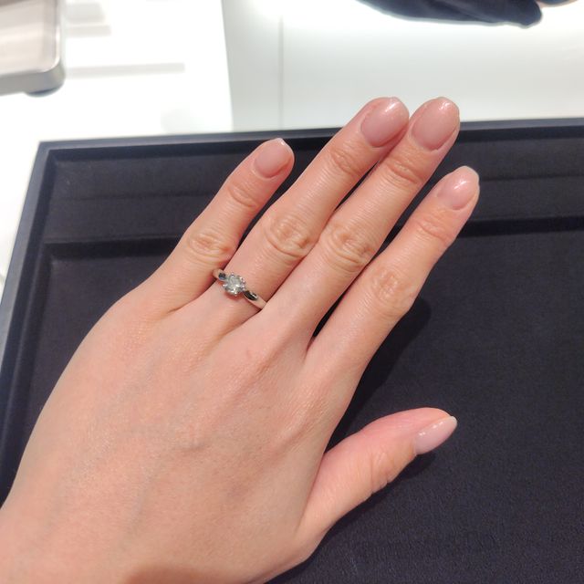 【ティファニー(Tiffany & Co.)の口コミ】 定番のハーモニーは、婚約指輪にしては高さが低めで、日常使いしやすいと…