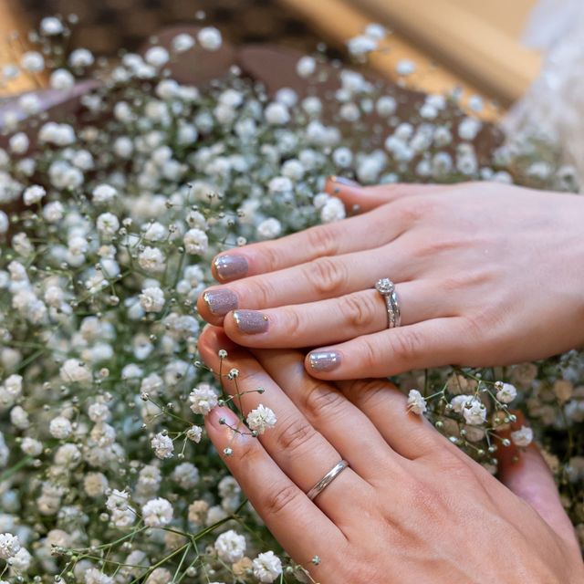 【銀座ダイヤモンドシライシの口コミ】 婚約指輪は、ブーケというデザインのものでとてもキラキラしていて華やか…