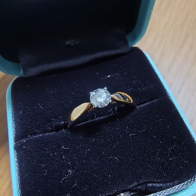 【ティファニー(Tiffany & Co.)の口コミ】 シンプルな一つ石デザインで、年代関係なく長くつけることができます。ロ…