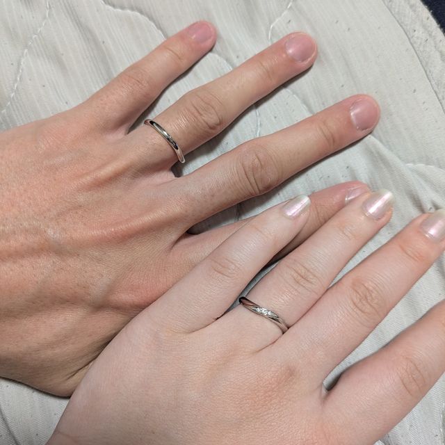 【アイプリモ(I-PRIMO)の口コミ】 ダイヤモンドが3つついていてゴージャス感がある、
また輪っかの幅が細め…