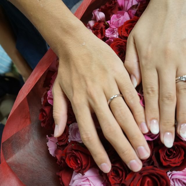 【銀座ダイヤモンドシライシの口コミ】 指に沿うように作られており少し指が長く見えます。右側にダイヤモンドも…