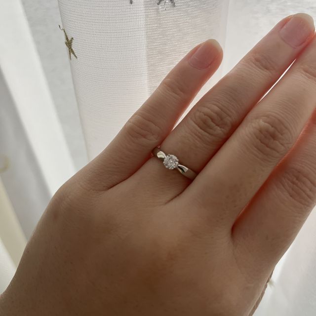 【ティファニー(Tiffany & Co.)の口コミ】 シンプルさに惹かれました。ダイヤモンドが中心で一つ輝いていて、指を長…