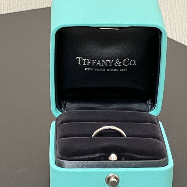 【ティファニー(Tiffany & Co.)の口コミ】 プラチナ2ミリ幅で女性用は中央にダイヤが3点入っています。日常的に身に…