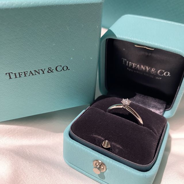 【ティファニー(Tiffany & Co.)の口コミ】 ダイヤが結婚指輪よりやはり大きくてその分キラッとした輝きがすごいのが1…