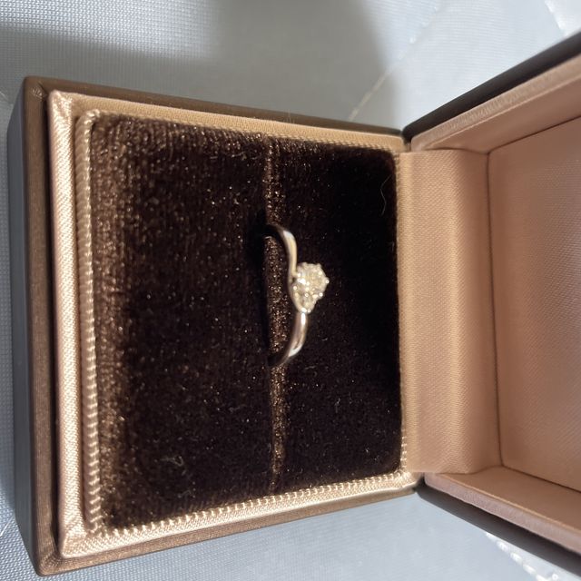 【アイプリモ(I-PRIMO)の口コミ】 一目惚れしました。お花をモチーフにしたデザインで幸せな結婚という意味…