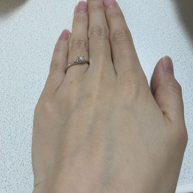 【ケイウノ ブライダル(K.UNO BRIDAL)の口コミ】 ダイヤモンドとアクアマリンが一つのリングにあしらわれていて、清楚さと…