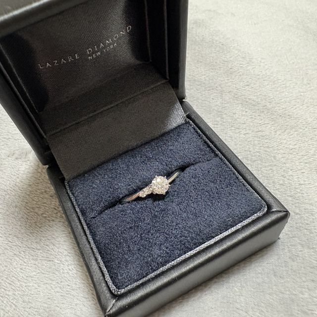 【ラザール ダイヤモンド(LAZARE DIAMOND)の口コミ】 アシンメトリーかつシンプルなデザインが私の好みにぴったりでした。細身…