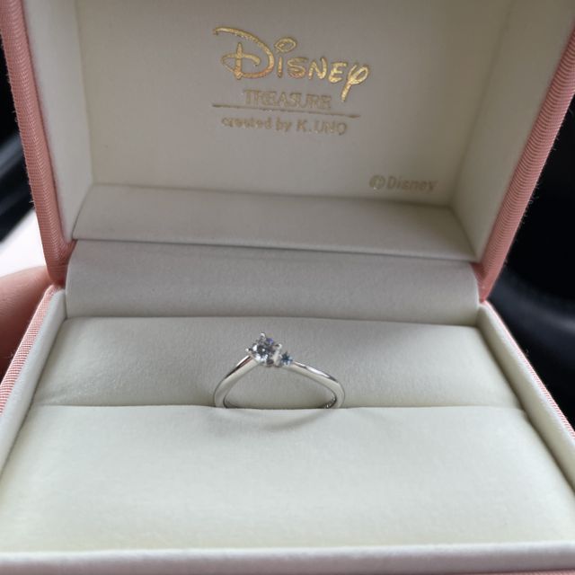 【ケイウノ ブライダル(K.UNO BRIDAL)の口コミ】 シンデレラにしましたが、サイドにブルーの石が可愛い
ストレートではなく…