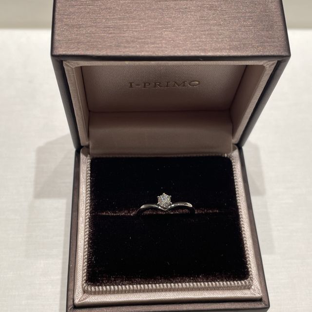 【アイプリモ(I-PRIMO)の口コミ】 沢山の婚約指輪を試着させていただきました。
その中でも私が選んだ指輪は…