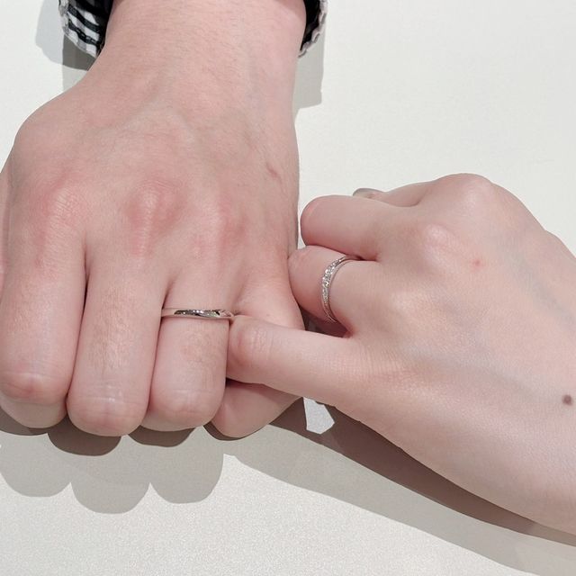 【AMATSU(アマツ)の口コミ】 デザインは指輪のコンセプトの通り、瀬戸内の波のように緩くひねられてお…