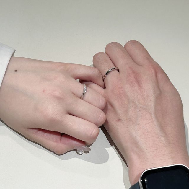 【AMATSU(アマツ)の口コミ】 S字のなめらかなウェーブラインなので薬指を長く綺麗に見せてくれます。ダ…