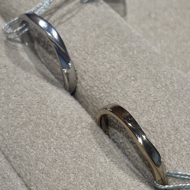 【BRILLIANCE+(ブリリアンスプラス)の口コミ】 ねじれがデザインの中に欲しかったのでこのデザインを選びました。石なし…