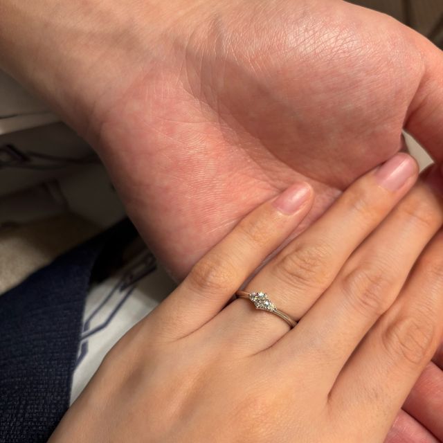 【銀座ダイヤモンドシライシの口コミ】 婚約指輪を選ぶうえで重視したのは、ダイヤモンドの輝きとデザインのシン…