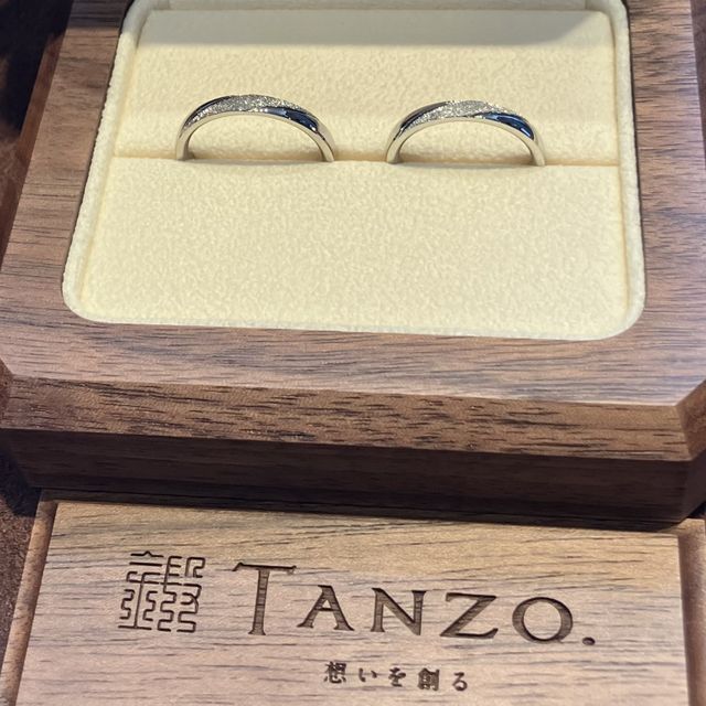 【TANZO.(鍛造指輪)の口コミ】 指輪にスターダストの加工を入れたのがとても綺麗でお気に入りです。キラ…