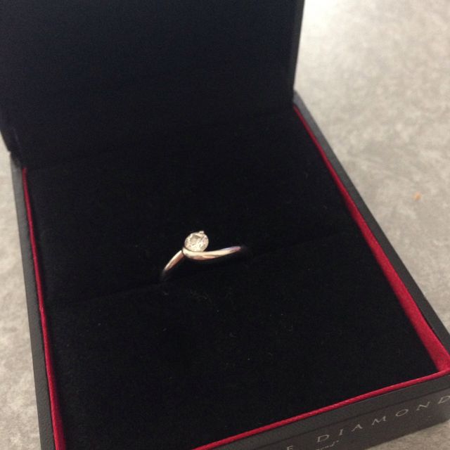 【ラザール ダイヤモンド(LAZARE DIAMOND)の口コミ】 シンプルという私の希望と、一味違ったデザインという主人の希望を両方叶…