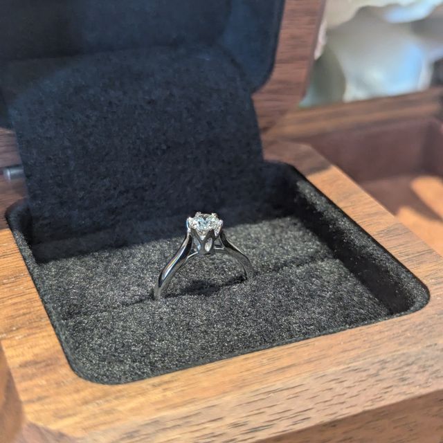 【TANZO.(鍛造指輪)の口コミ】 シンプルなデザインが好みでしたが、石座の高さや爪の形など細かなデザイ…