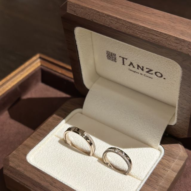 【TANZO.(鍛造指輪)の口コミ】 自分たちでゼロからデザインした指輪。ブランド限定カラーを用いていて、…