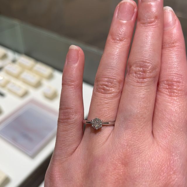 【ジュエリーツツミ(JEWELRY TSUTSUMI)の口コミ】 シンプルではありますが、中央のダイヤモンドの存在感があり、高級感を感…