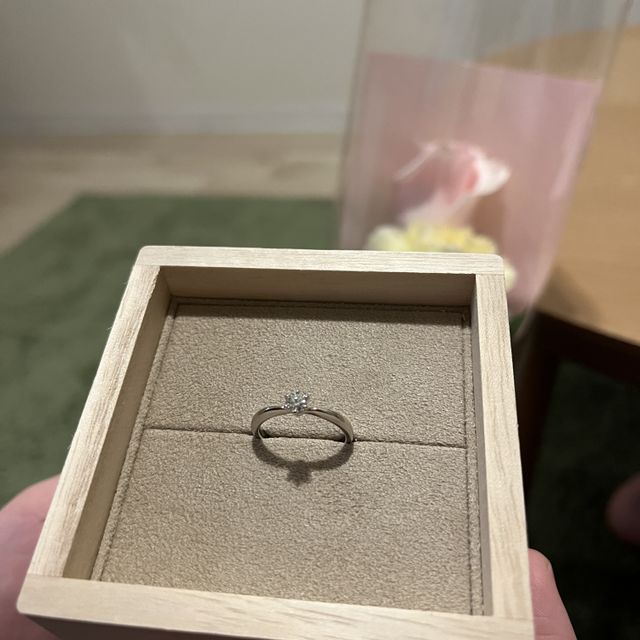 【YUKA HOJO(ユカホウジョウ)の口コミ】 横から見るとりんごの形をしていてとてもかわいい。箱が木で作られており…