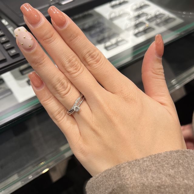 【ラザール ダイヤモンド(LAZARE DIAMOND)の口コミ】 シンプルだけど少しカーブがかかっており、洗練されたデザインと着け心地…