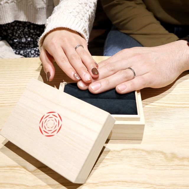 【出雲結(いずもゆい)の口コミ】 シンプルなデザインで、小さく綺麗なダイヤが斜めにデザインされていて、…