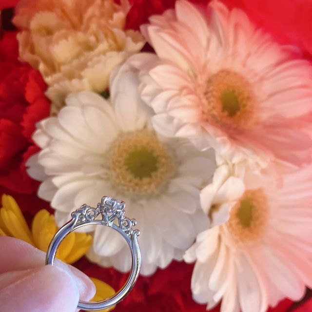 【ケイウノ ブライダル(K.UNO BRIDAL)の口コミ】 ミッキーとミニーが一緒にいる点がおすすめです。ダイヤを挟んで2人の横顔…