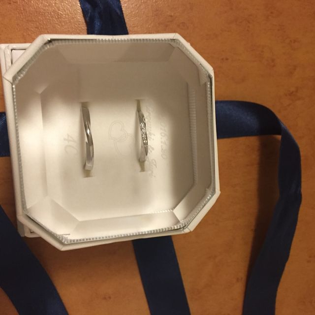 【4℃ BRIDAL(ヨンドシーブライダル)の口コミ】 こういったデザインのものが元々の希望でしたので、何種類か似たようなデ…