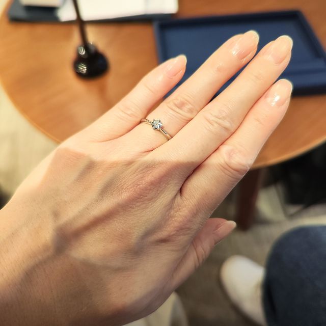 【銀座ダイヤモンドシライシの口コミ】 一粒ダイヤが際立つシンプルなデザインです。結婚指輪との重ねづけにも差…