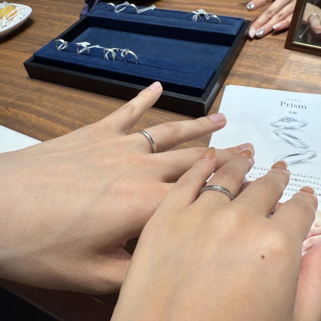 【4℃ BRIDAL(ヨンドシーブライダル)の口コミ】 向かい合った相手から見るとシンプルですが、自分たちの方から見るとダイ…