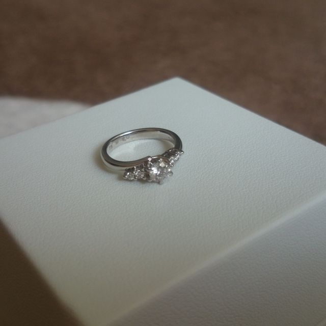 【アイプリモ(I-PRIMO)の口コミ】 真ん中のダイヤに存在感があるものの、あまりゴテゴテ感がないのが気に入…