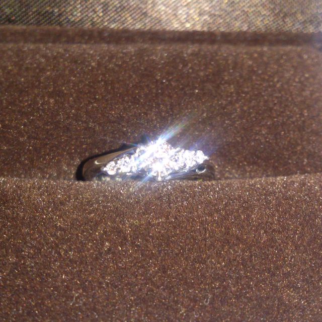 【アイプリモ(I-PRIMO)の口コミ】 真ん中のダイヤに存在感があるものの、あまりゴテゴテ感がないのが気に入…