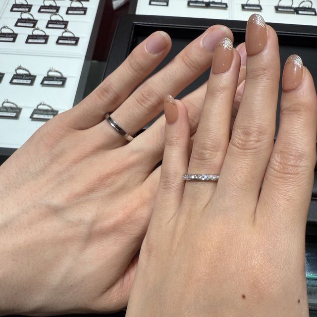 【ラザール ダイヤモンド(LAZARE DIAMOND)の口コミ】 ペア感があってストレートの指輪、キラキラ感があるものを探していたので…