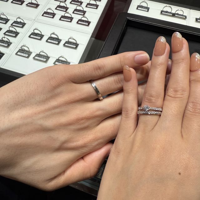 【ラザール ダイヤモンド(LAZARE DIAMOND)の口コミ】 ペア感があってストレートの指輪、キラキラ感があるものを探していたので…