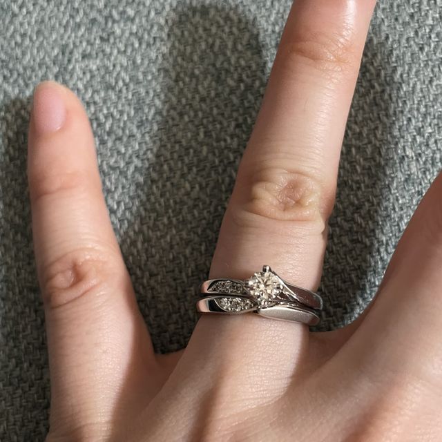 【銀座ダイヤモンドシライシの口コミ】 自分の名前からダイヤモンドリリーというデザインの婚約指輪を選んでもら…