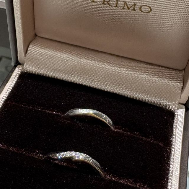 【アイプリモ(I-PRIMO)の口コミ】 指輪のデザインはシンプルなものの、ウェーブ部分がマット加工されており…