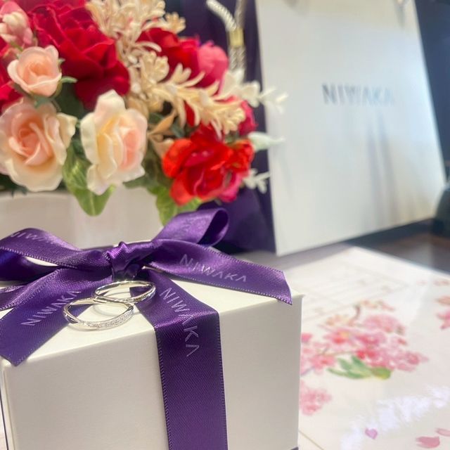 【俄(にわか)の口コミ】 ストレートではなくゆるやかなV字のデザインが、指を細く見せてくれます。…