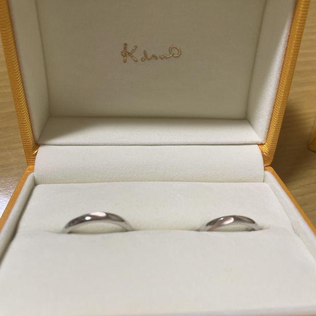 【ケイウノ ブライダル(K.UNO BRIDAL)の口コミ】 主張し過ぎないシンプルなデザインながらも、ワンポイントのピンクゴール…