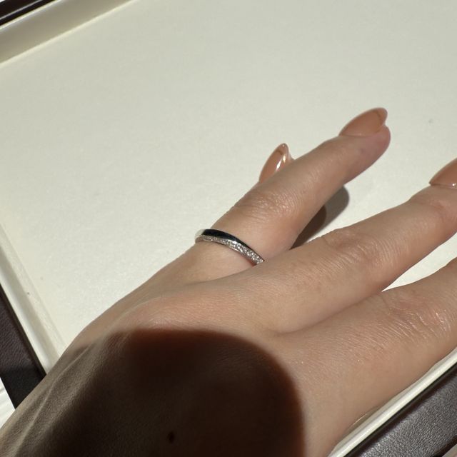 【俄(にわか)の口コミ】 ストレートが好きな私たちでしたが、この指輪はウェーブだけどシャープな…