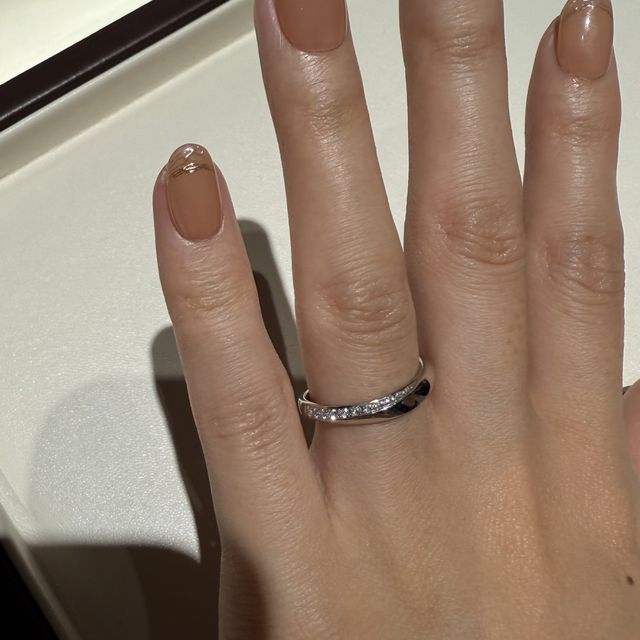 【俄(にわか)の口コミ】 ストレートが好きな私たちでしたが、この指輪はウェーブだけどシャープな…