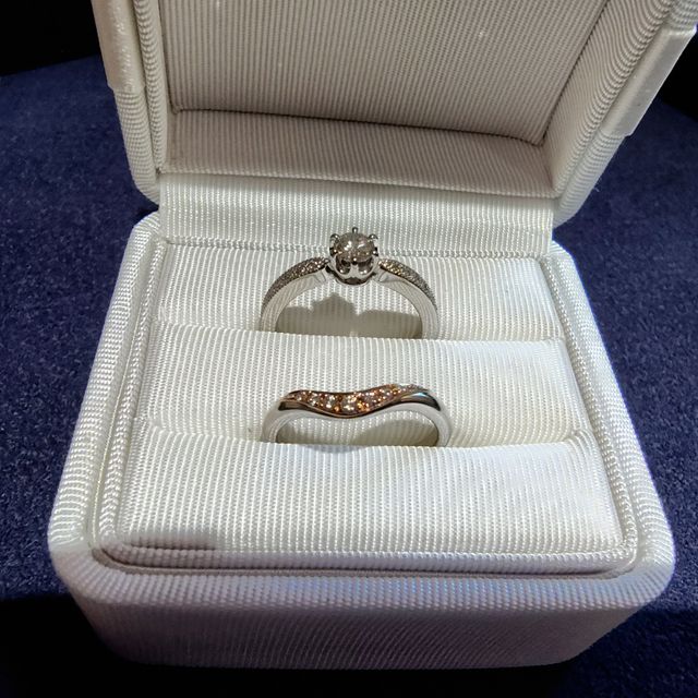 【LOVE NOTESの口コミ】 婚約指輪について細身ではありますが、プラチナで耐久性もあり、安心して…