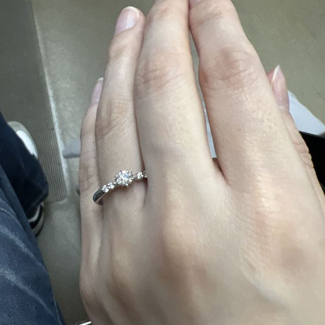 【ラザール ダイヤモンド(LAZARE DIAMOND)の口コミ】 シンプルなデザインに惹かれたのと、輝きが本当に美しくて感動しました。…