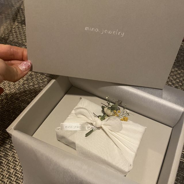 【mina.jewelry(ミナジュエリー)の口コミ】 2人ともシャンパンゴールドで、新婦の方はひねりを一回入れ、そこにスター…