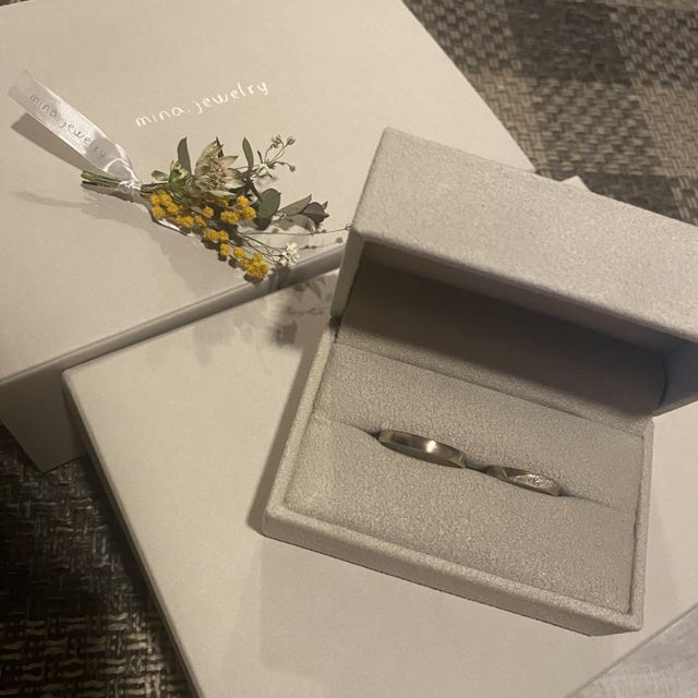 【mina.jewelry(ミナジュエリー)の口コミ】 2人ともシャンパンゴールドで、新婦の方はひねりを一回入れ、そこにスター…