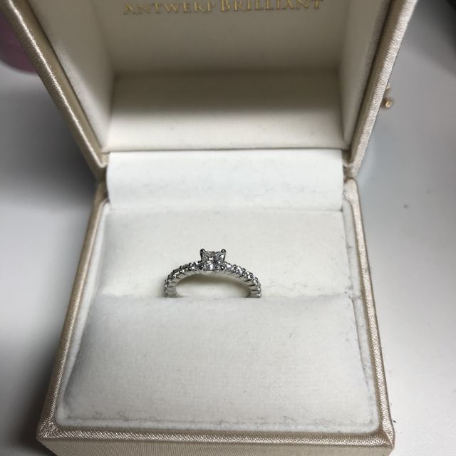 【ANTWERP BRILLIANT(アントワープブリリアント)の口コミ】 とてもキラキラしていてかわいいです。
年齢的にラウンドカットではかわい…