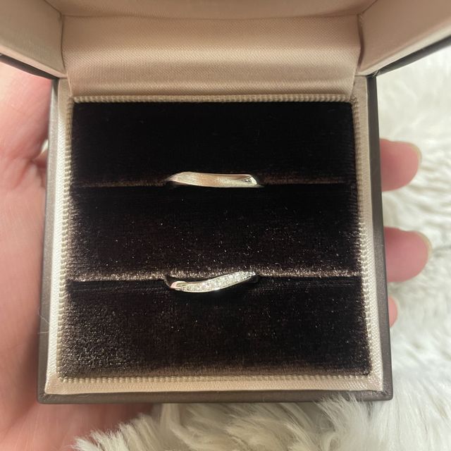 【アイプリモ(I-PRIMO)の口コミ】 程よいウェーブ感で指を綺麗に見せてくれます。メレダイヤがウェーブに沿…